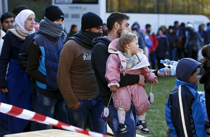 Uprchlíci čekají frontu na rakousko-německé hranici.