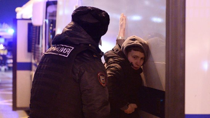 Ruští policisté zatýkají v Moskvě protestující proti válce na Ukrajině.