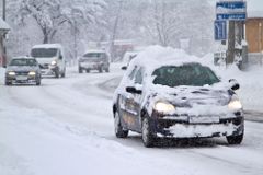 České silnice znovu zasypal sníh. Posyp solí zabírá kvůli mrazům méně, varují silničáři