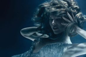 Eva Herzigová v akváriu, Venus Williamsová hoří. Podívejte se na kalendář Pirelli