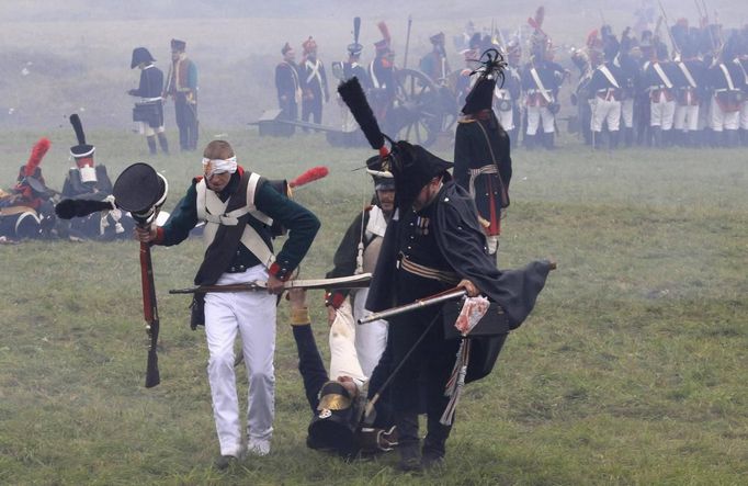 Participants in period costume re-enact the battle of Borodino during anniversary celebrations at the Borodino museum-reserve outside Moscow September 2, 2012. Russian President Vladimir Putin made a rousing call for unity among Russia's diverse ethnic and religious groups on Sunday as he led commemorations of a battle 200 years ago that led to the defeat of Napoleon Bonaparte. REUTERS/Sergei Karpukhin (RUSSIA - Tags: ANNIVERSARY POLITICS CONFLICT) Published: Zář. 2, 2012, 8:27 odp.