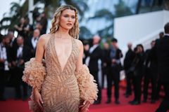 Móda v Cannes je čistý chaos. Na přísná pravidla se (nejen) slavné ženy vykašlaly?