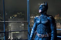 Batman už má 300 miliónů dolarů, masky ale musely pryč