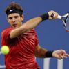 Argentinský tenista Juan-Martín Del Potro odráží míček na Američana Andyho Roddicka na US Open 2012.