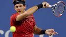 Argentinský tenista Juan-Martín Del Potro odráží míček na Američana Andyho Roddicka na US Open 2012.