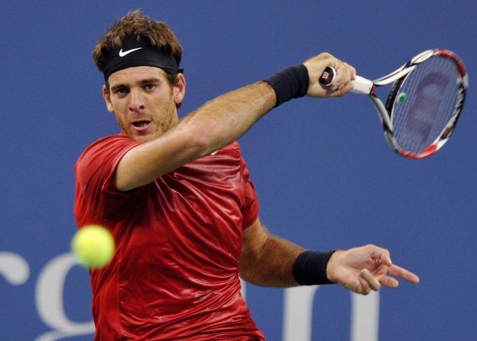 Argentinský tenista Juan-Martín Del Potro odráží míček na Američana Andyho Roddicka na US Open 2012.