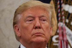 USA čeká mimořádně vyhrocená bitva. Snaha odvolat Trumpa nabudí jeho skalní voliče