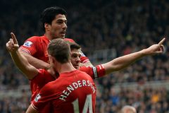 Arsenal a Chelsea si užily kanonádu, Gerrard dal stý gól