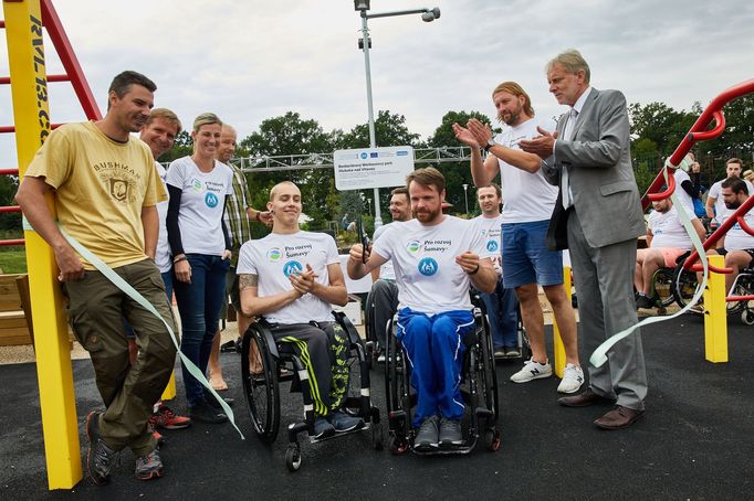 V Hluboké nad Vltavou byl otevřen workout park výjimečný svým uzpůsobením pro vozíčkáře. O přestřihnutí pásky se postarali sportovci Ivan Nestával mladší a Miroslav Šperk