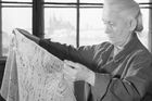 Emilie Paličková s jedinečným krajkovým závěsem.