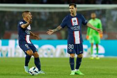 Messi s Mbappém pobavili kuriózním zahozením tutovek, PSG v lize poprvé klopýtlo