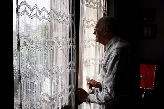 Fotograf během pandemie zachytil poslední boj svého dědečka s demencí.