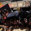 Red Bull Maxe Verstappena v boxech při druhých testech F1 v Barceloně 2020