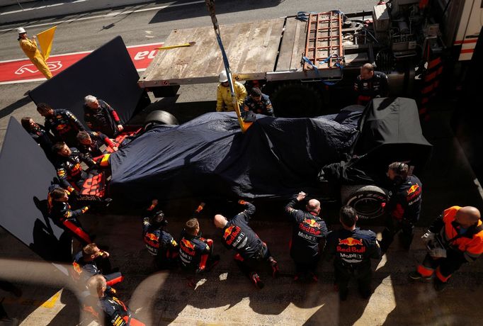 Red Bull Maxe Verstappena v boxech při druhých testech F1 v Barceloně 2020