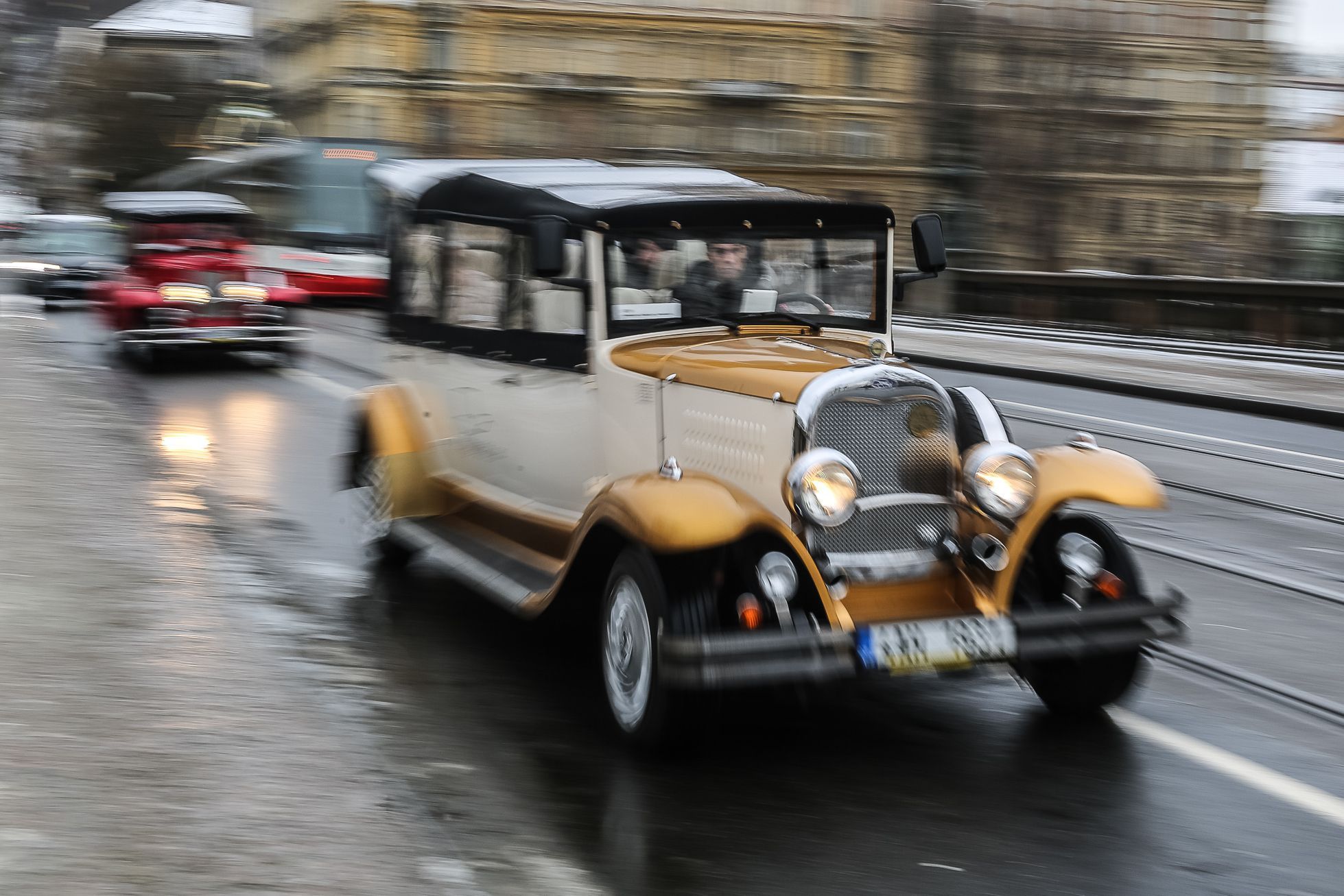 Ilustrační foto, zima, doprava, auta, Praha, historické auto, turismus