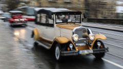 Ilustrační foto, zima, doprava, auta, Praha, historické auto, turismus