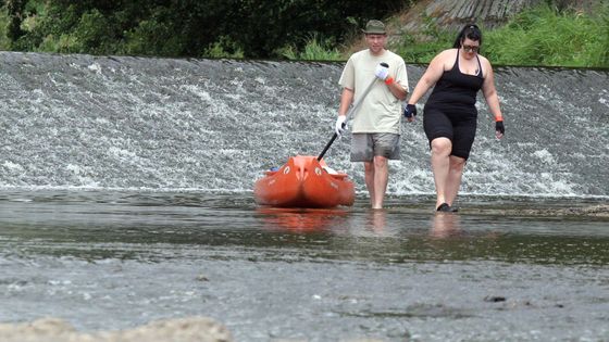 Obrazem: Vodáci na vyschlé Sázavě. Jde to, ale dře to