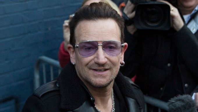 Bono Vox při příjezdu do Londýna na natáčení Geldofova charitativního songu supreskupiny Band Aid 30