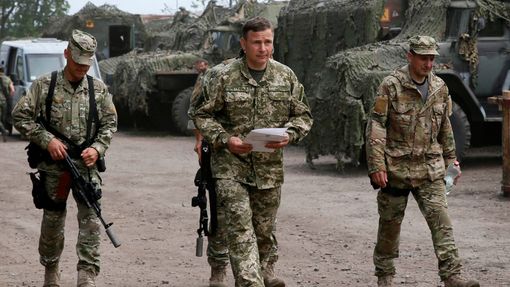 Ukrajinský ministr obrany Heletey přichází s vojáky k dočasné vojenské základně u Slavjansku.
