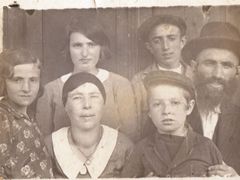 Vyvražděná rodina Hermana Perla. Snímek si vzal s sebou do SSSR a je součástí vyšetřovacího spisu NKVD.
