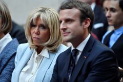 Byla mu oporou v kampani, teď ale Brigitte Macronovi nepomáhá. Francouzi jí odmítají svěřit funkci