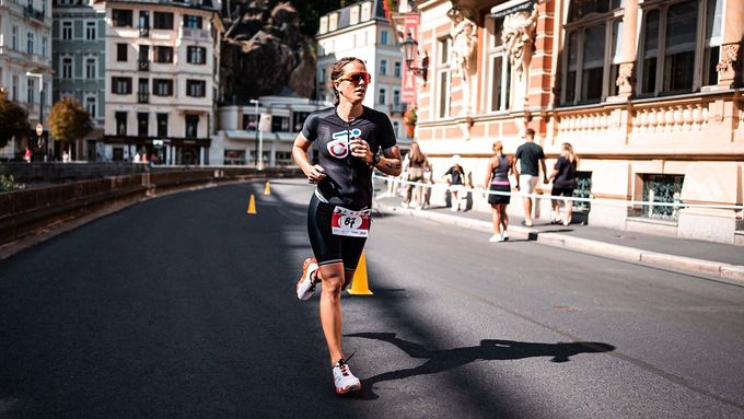 Barbora Strýcová v cíli City Triathlonu v Karlových Varech