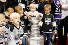 FOTO Stanley Cup jako sedačka pro dítě, tak se slaví triumf