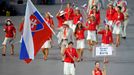 Slovenská delegace nastupuje na plochu Národního stadionu v Pekingu. Vlajku nese také vodní slalomářka Elena Kaliská.