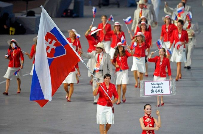 Slovenská delegace nastupuje na plochu Národního stadionu v Pekingu. Vlajku nese také vodní slalomářka Elena Kaliská.