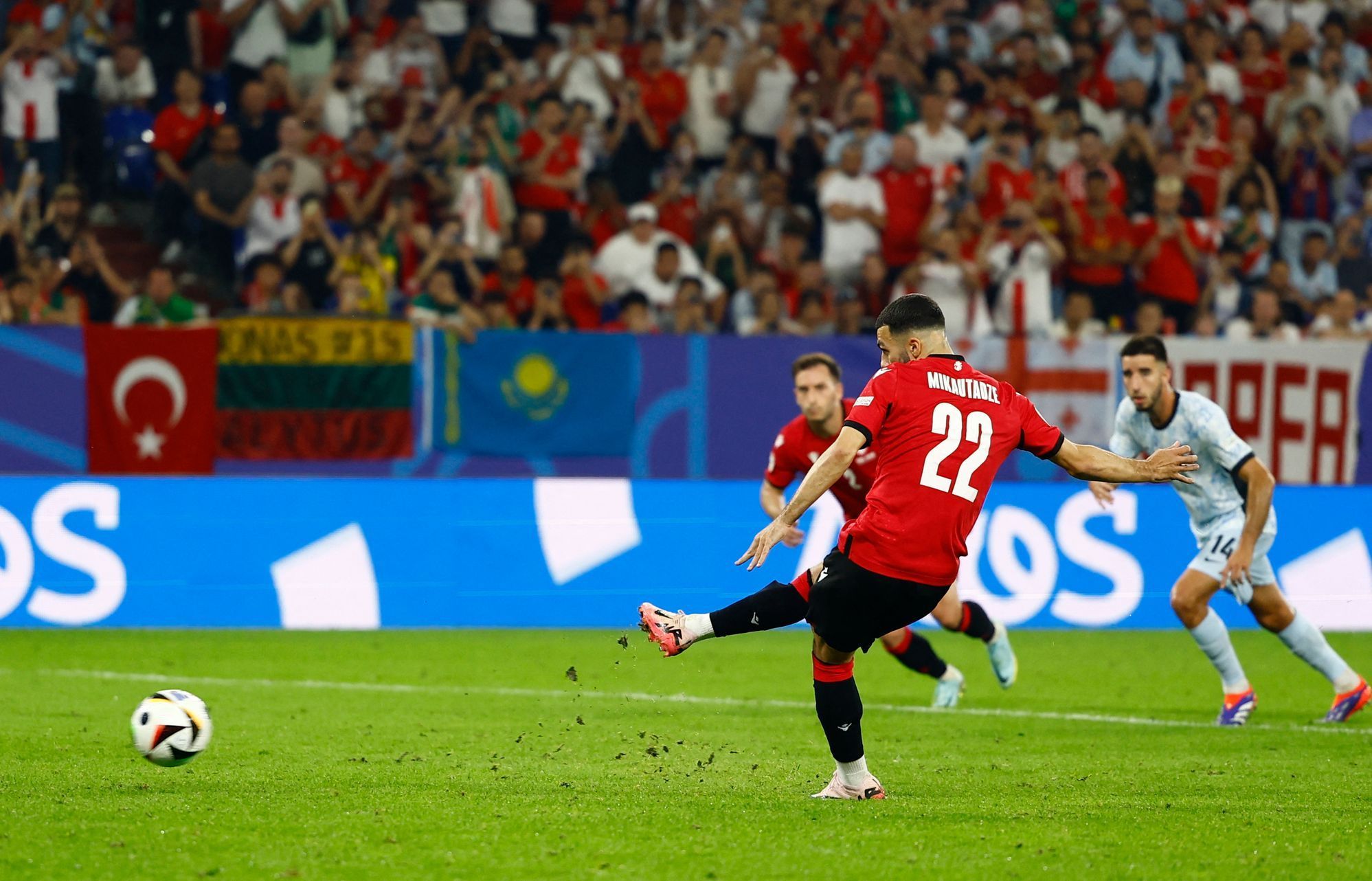 Georges Mikautadze dává gól z penalty v zápase Eura 2024 Gruzie - Portugalsko