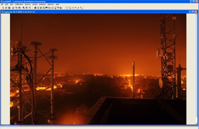 Pohled na Liberec se zapnutým veřejným osvětlením...