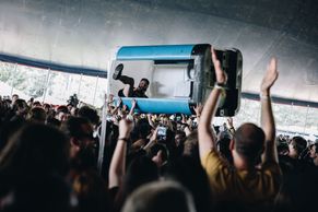 Foto: Začal Rock for People. Přijedou desítky tisíc lidí, Corey Taylor zrušil koncert