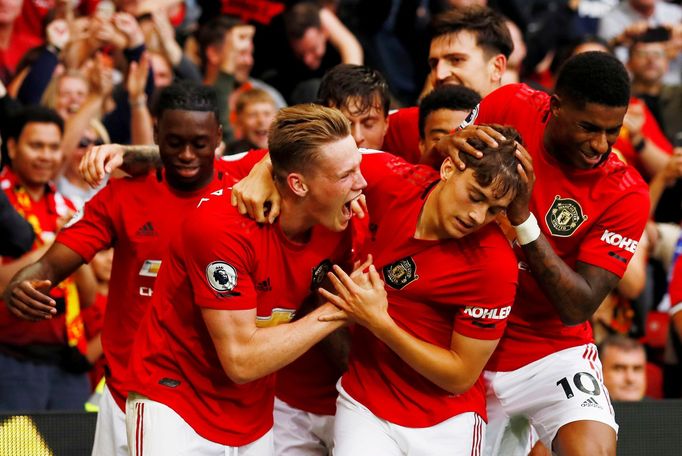 Fotbalisté Manchesteru United a jejich radost z dalšího gólu v síti Chelsea
