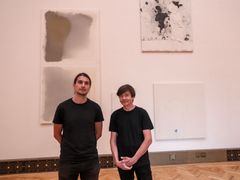 Malíři Michal Pěchouček (vpravo) a Rudi Koval vytvořili cyklus obrazů Burning Daylight. Růžový nádech v sále není náhodný.