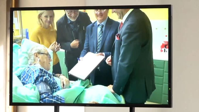 Záběry Miloše Zemana z nemocnice při podpisu dokumentu.