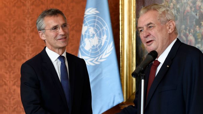Prezident Miloš Zeman (vpravo) přijal 10. září na Pražském hradě generálního tajemníka NATO Jense Stoltenberga.