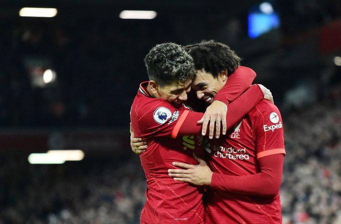 Trent Alexander-Arnold a Roberto Firmino slaví gól