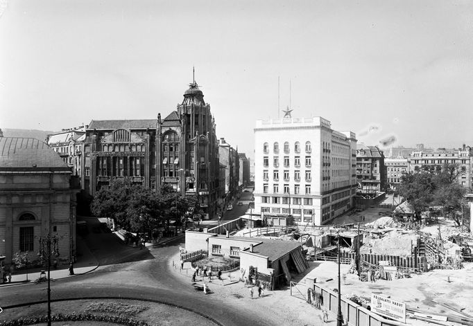 Deák Ferenc tér náměstí v centru Budapešti během výstavby stanice metra Millenium. Rok 1952