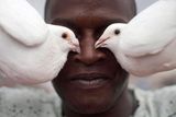 Alexandre Meneghini: Kubánský chovatel holubů Yonisbel Santana pózuje fotografovi na střeše svého domu v Havaně (květen 2021).