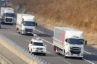 Japonci jako první na světě vyjeli na silnici s konvojem samořiditelných kamionů