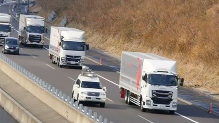 Japonci jako první na světě vyjeli na silnici s konvojem samořiditelných kamionů