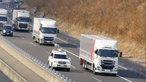 Japonci jako první na světě vyjeli na silnici s konvojem samořiditelných kamionů