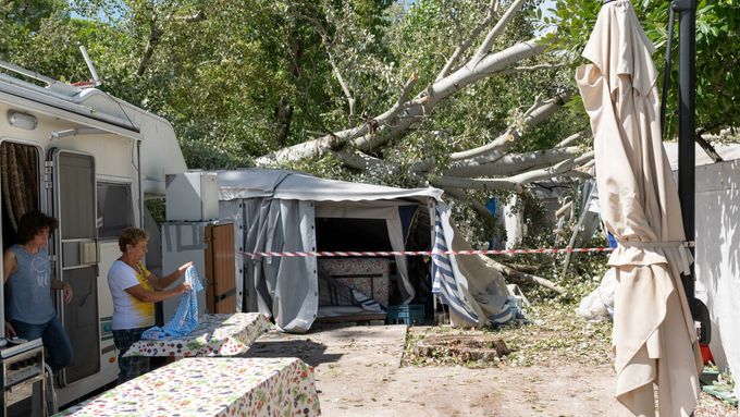 Při silných bouřích zemřeli v italském Toskánsku dva lidé. Na snímku kemp Marina di Massa, kde padající stromy zranili čtyři lidi.