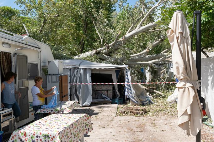 Při silných bouřích zemřeli v italském Toskánsku dva lidé. Na snímku kemp Marina di Massa, kde padající stromy zranili čtyři lidi.