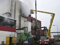 Rozsáhlý požár výrobny plastů v Chropyni na Kroměřížsku.