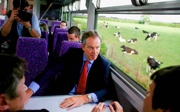 Tony Blair během cesty vlakem do města Kilmarnock v jižním Skotsku v roce 2007