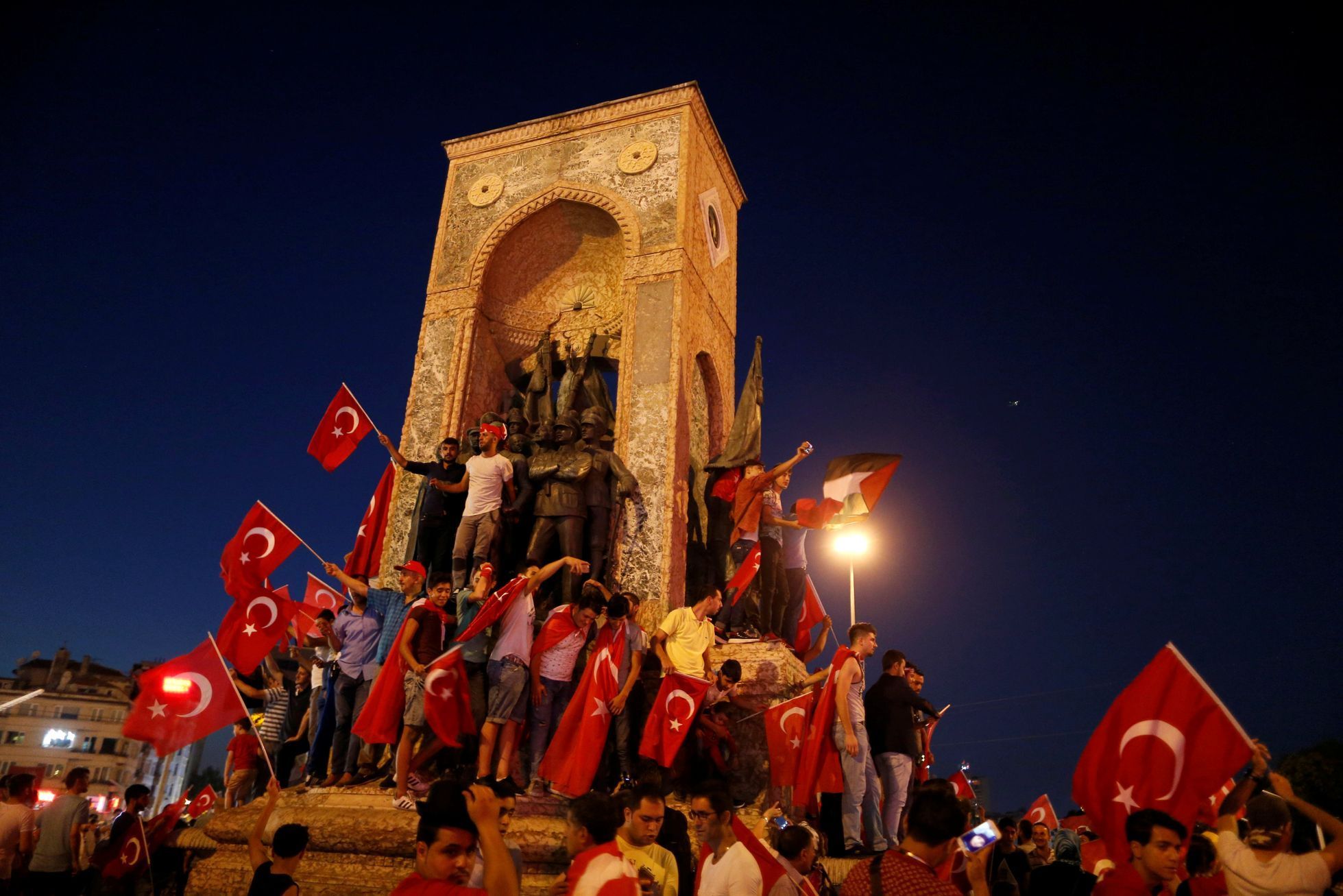 Lidé na náměstí Taksim v Istanbulu