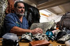 Floridský řemeslník vyrábí roušky z hadí kůže, vegani jej zaplavují výhrůžkami
