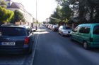 Zpackané modré zóny v Praze: Místní zuří, aut neubylo, začalo se od konce. Chaos za prachy