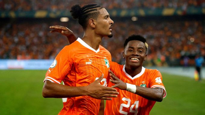 Haller a Adingra se radují z rozhodující branky Pobřeží slonoviny ve finále AFCONu.